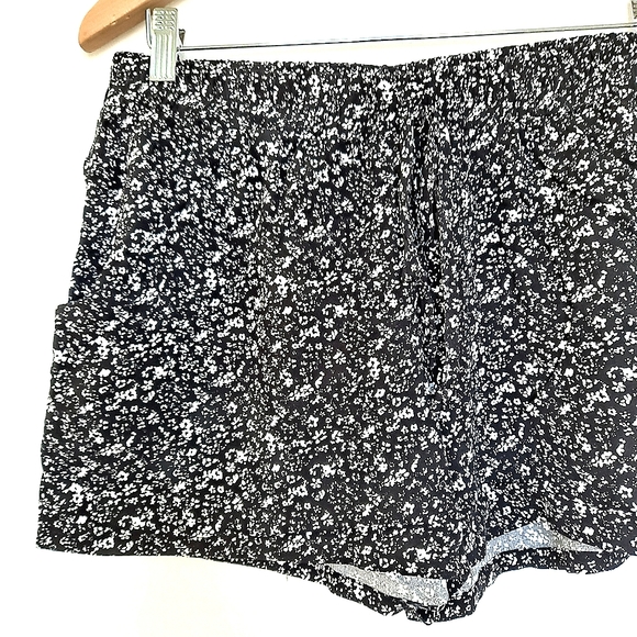BeBop New Black and White Floral Casual Rayon Waist Tie Pull On Shorts szL - Picture 3 of 7